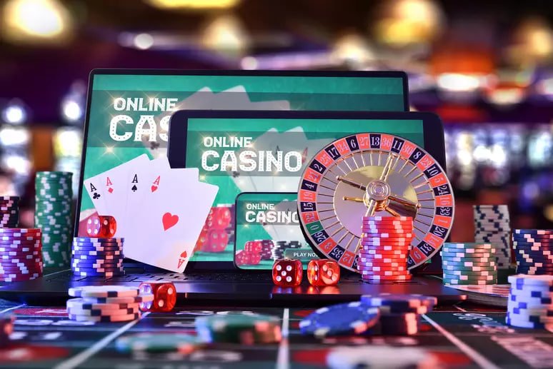 Người chơi truy cập bàn live casino 28win trên điện thoại tại Việt Nam